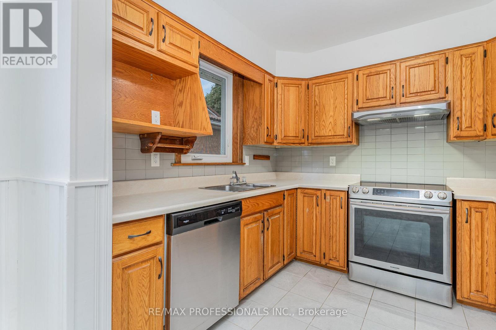 6 Saralou Court, Toronto, Ontario  M9B 2G2 - Photo 9 - W12481451
