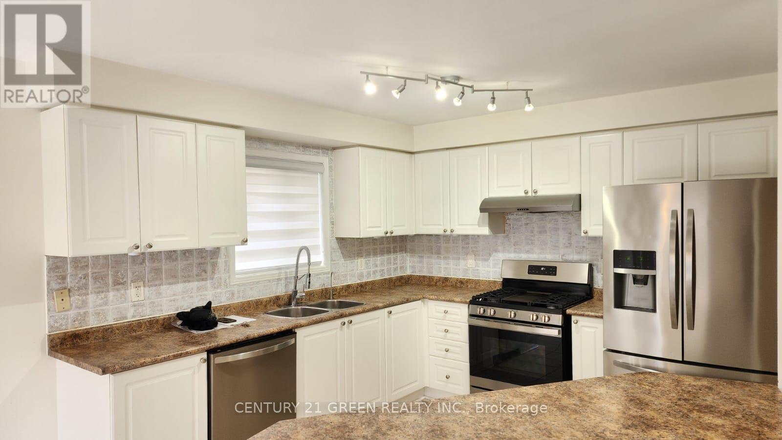 125 Fairhill Avenue, Brampton, Ontario  L7A 2Y8 - Photo 4 - W12481470