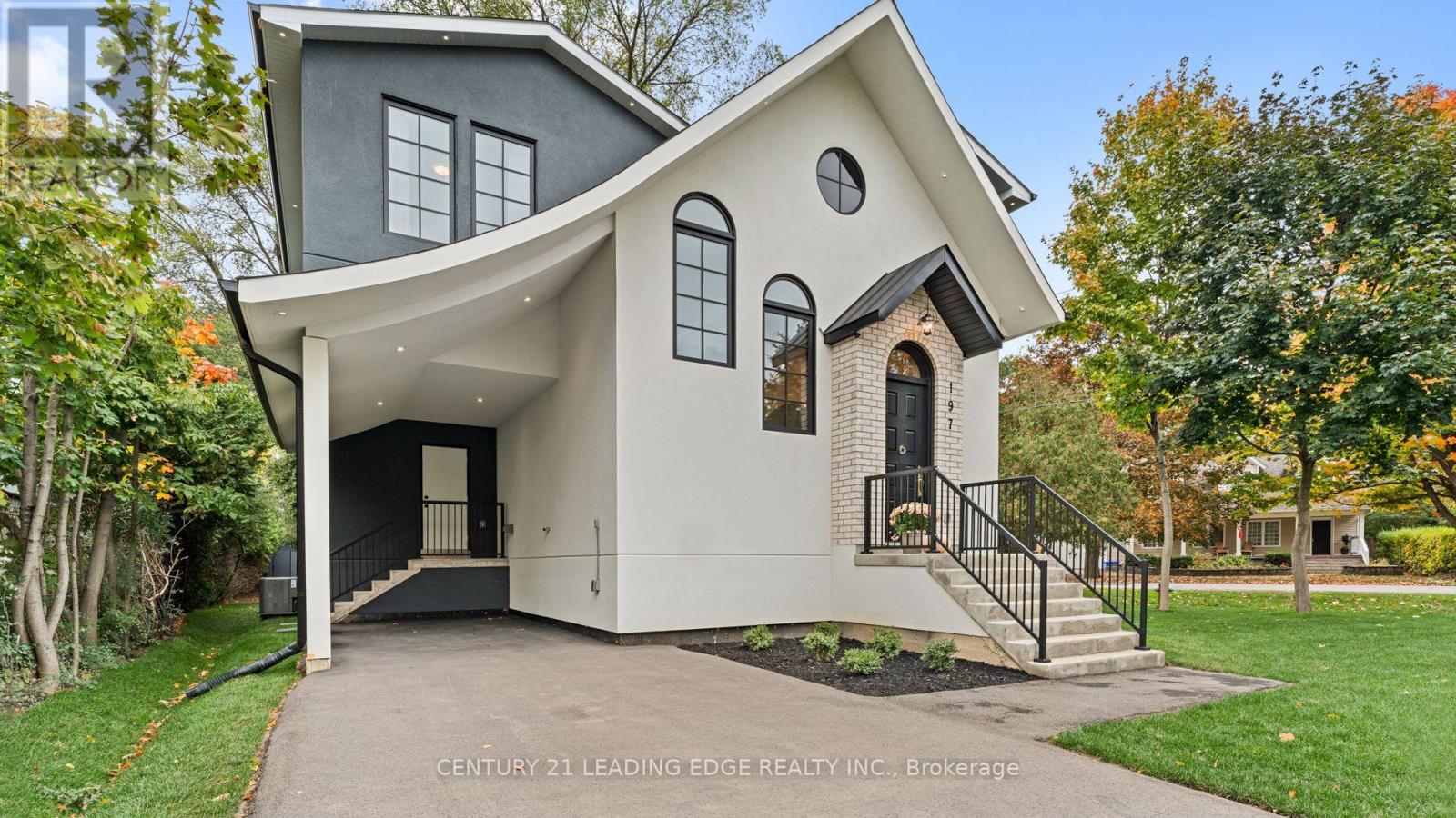 197 Glen Oak Drive N, Oakville, Ontario  L6K 2J3 - Photo 2 - W12481487