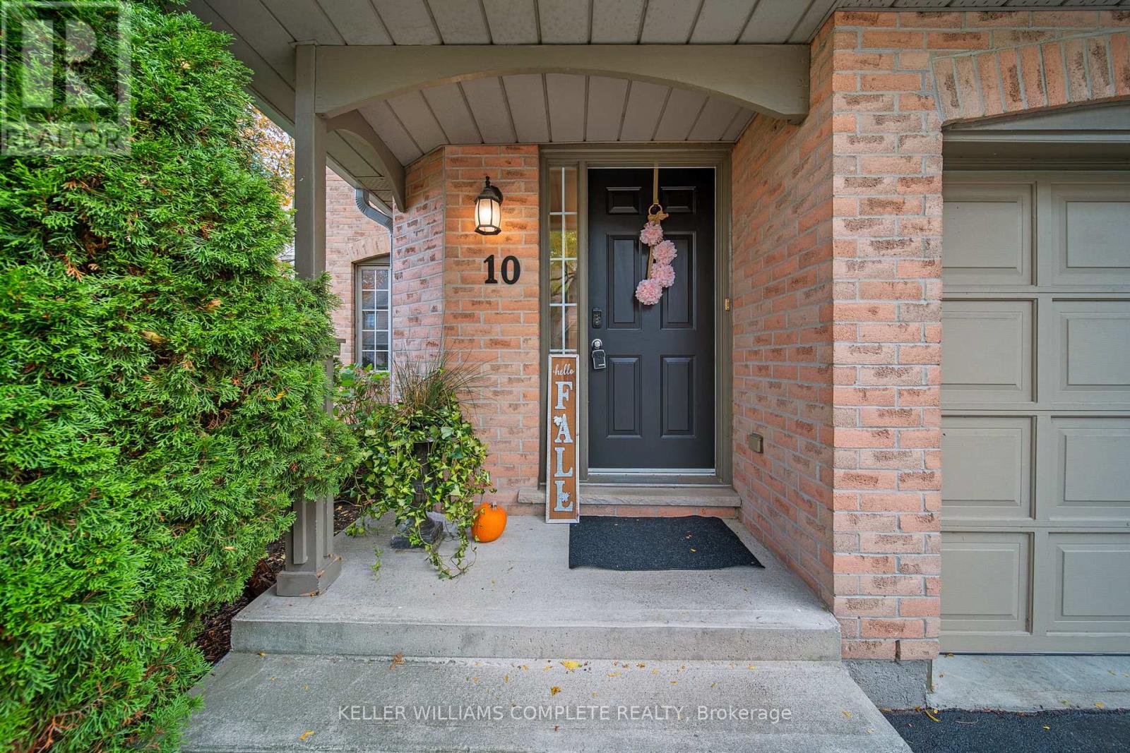 10 - 320 Hamilton Drive, Hamilton, Ontario  L9G 4W6 - Photo 2 - X12481443