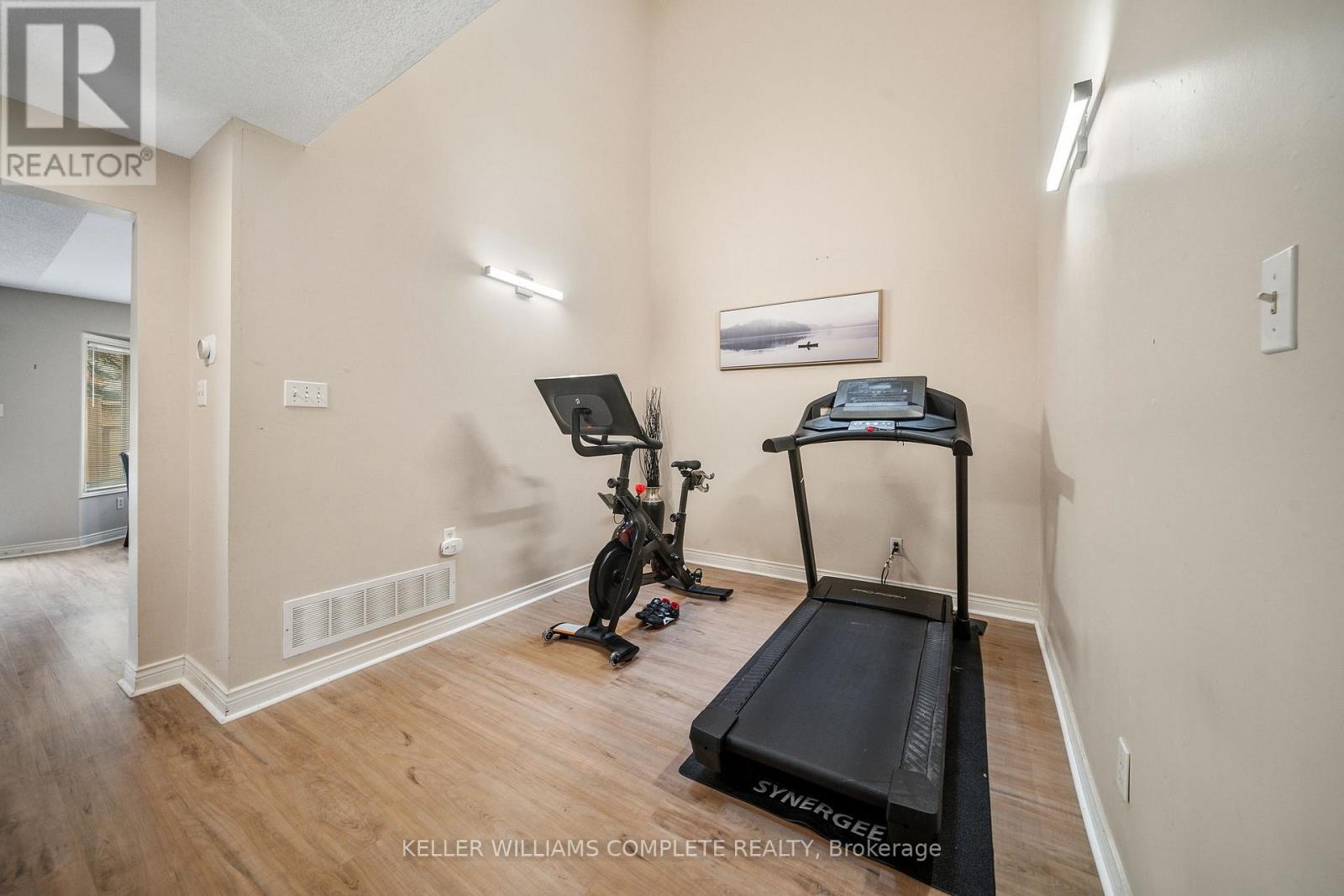 10 - 320 Hamilton Drive, Hamilton, Ontario  L9G 4W6 - Photo 6 - X12481443