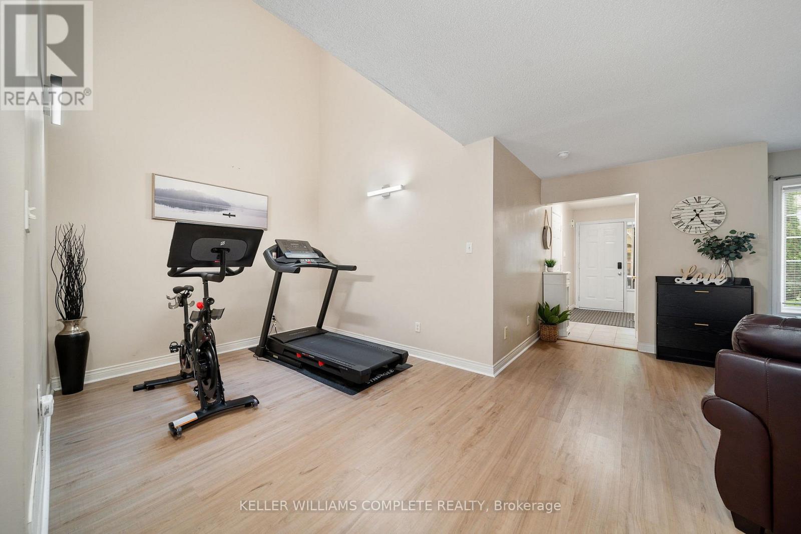 10 - 320 Hamilton Drive, Hamilton, Ontario  L9G 4W6 - Photo 7 - X12481443