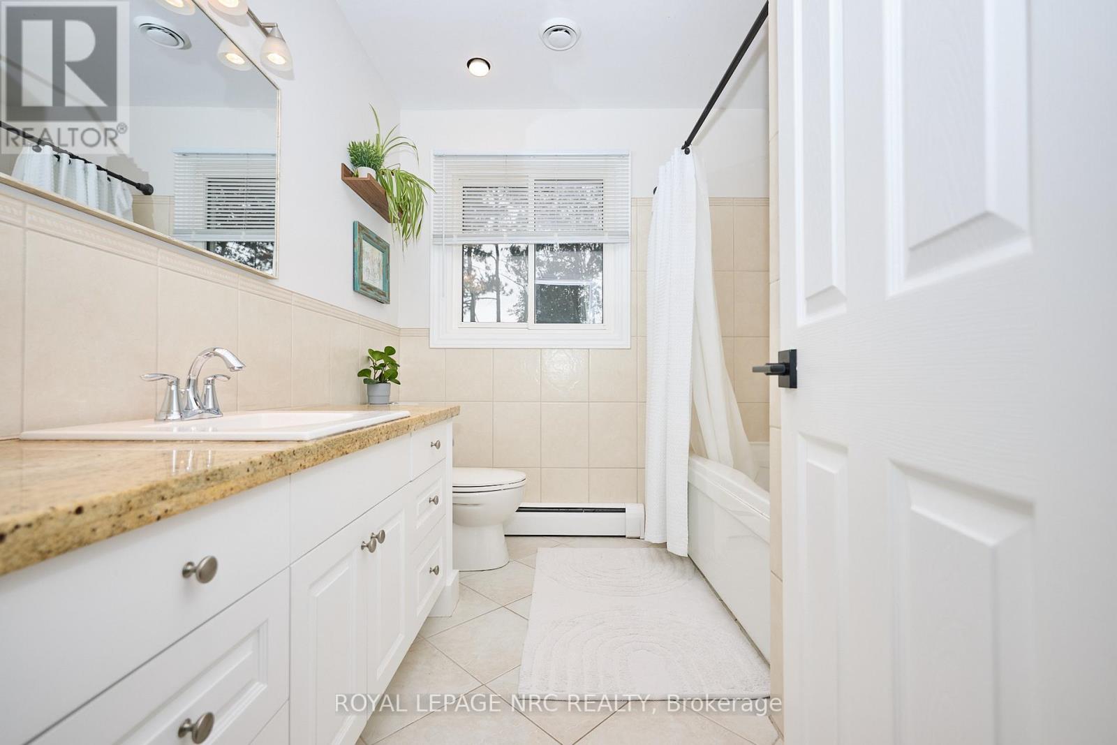 13 Damude Drive, Pelham (Fonthill), Ontario  L0S 1E0 - Photo 38 - X12481593