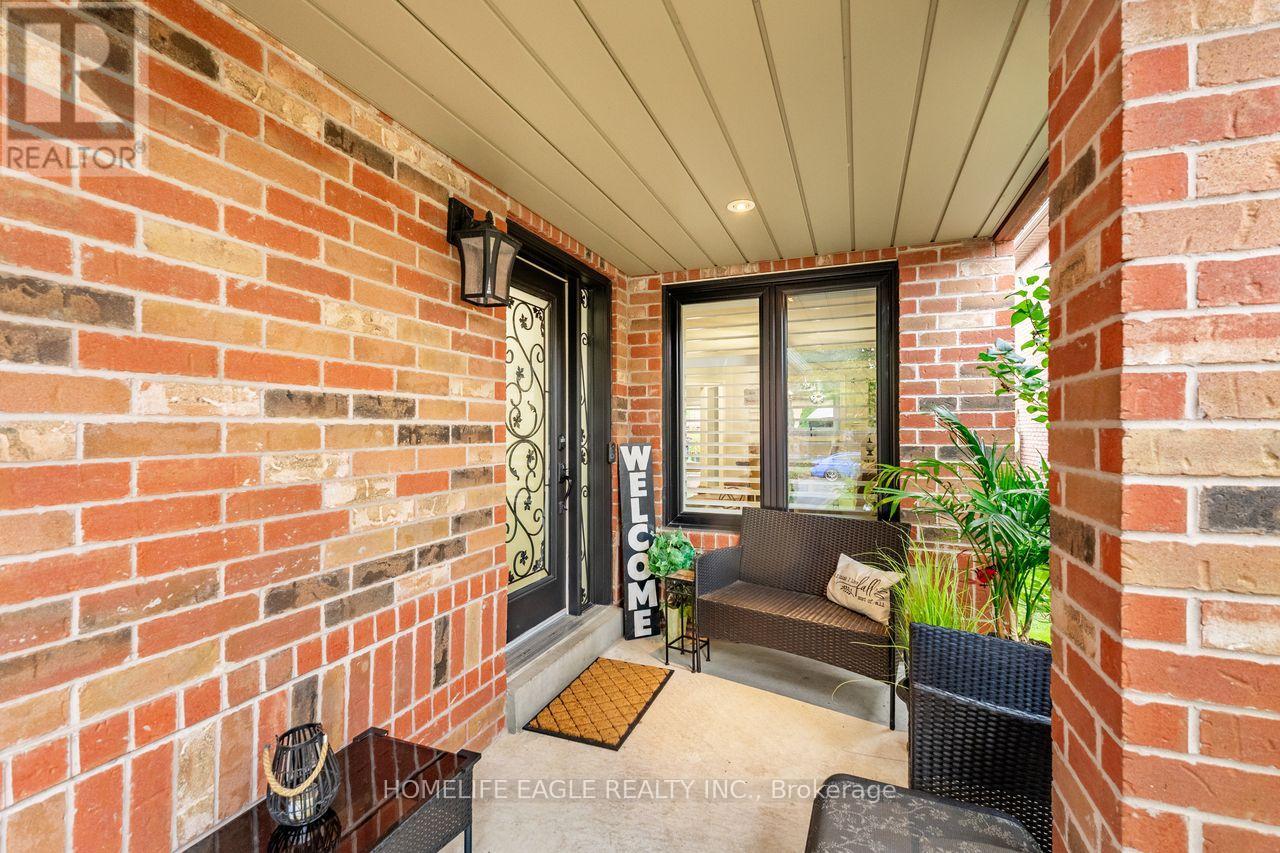 114 Surgeoner Crescent, Newmarket, Ontario  L3X 2L2 - Photo 4 - N12479414