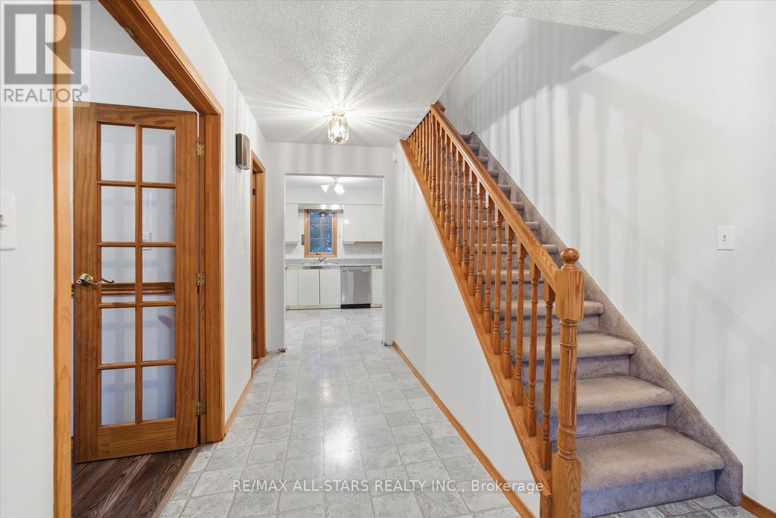 62 Evelyn Avenue, Georgina, Ontario  L4P 3C8 - Photo 8 - N12481439