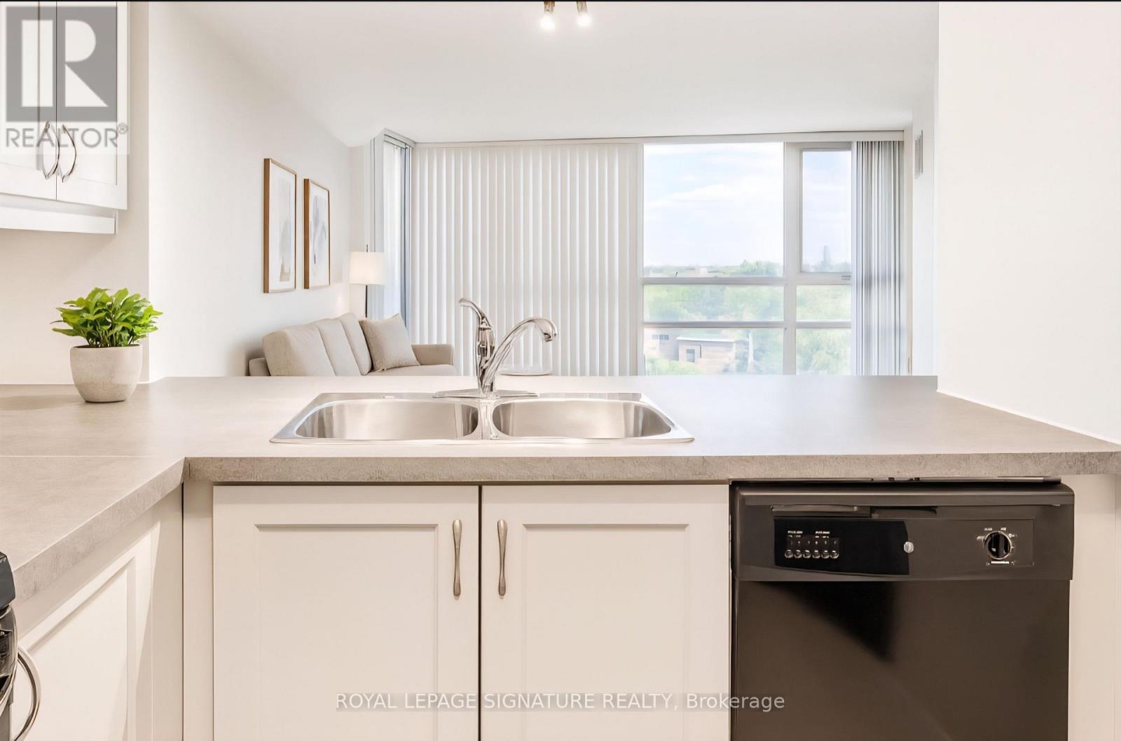 1010 - 50 Eglinton Avenue W, Mississauga, Ontario  L5R 3P5 - Photo 5 - W12481630