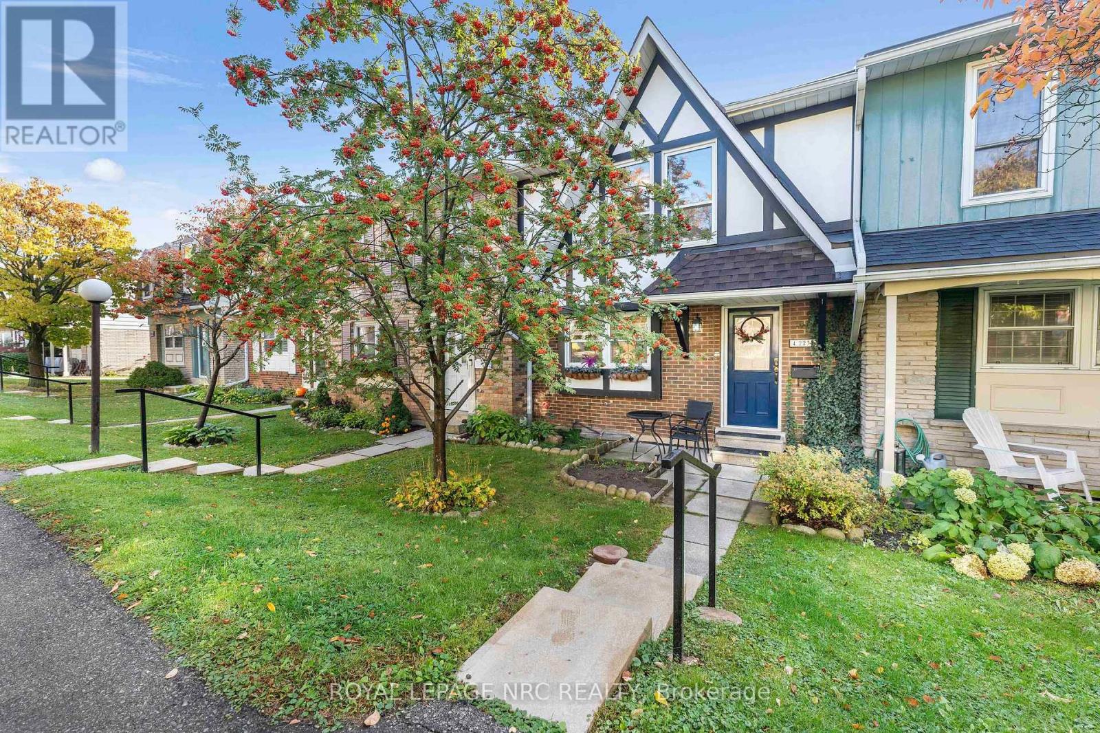 4 - 2232 Upper Middle Road, Burlington, Ontario  L7P 2Z9 - Photo 1 - W12481639