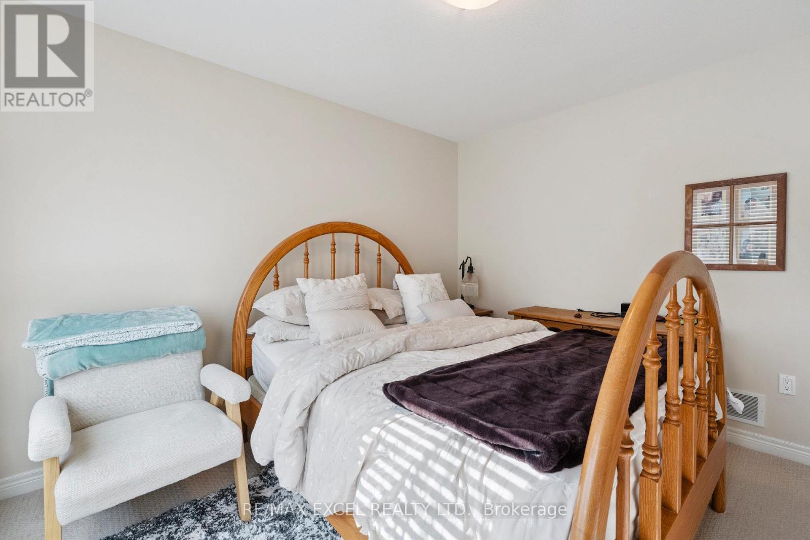 6401 Shapton Crescent, Niagara Falls, Ontario  L2H 0L8 - Photo 5 - X12481588