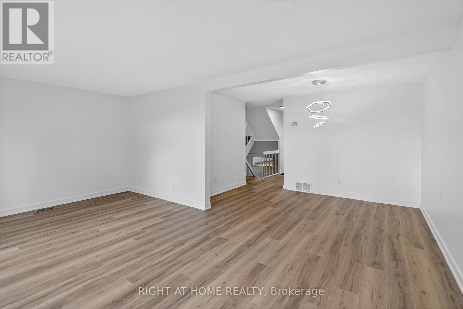 2311 Stonehenge Crescent, Ottawa, Ontario  K1B 4N7 - Photo 12 - X12479715