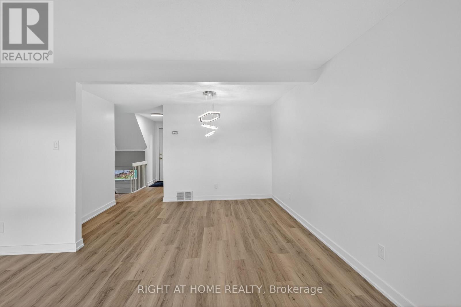 2311 Stonehenge Crescent, Ottawa, Ontario  K1B 4N7 - Photo 14 - X12479715