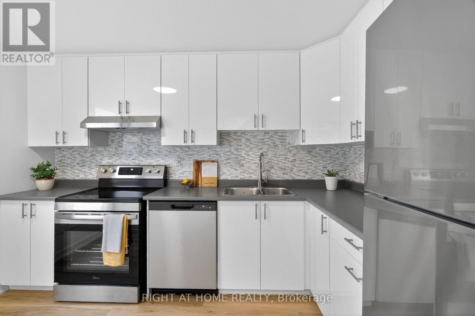 2311 Stonehenge Crescent, Ottawa, Ontario  K1B 4N7 - Photo 6 - X12479715