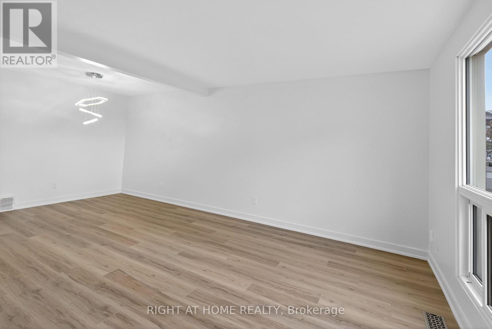 2311 Stonehenge Crescent, Ottawa, Ontario  K1B 4N7 - Photo 8 - X12479715