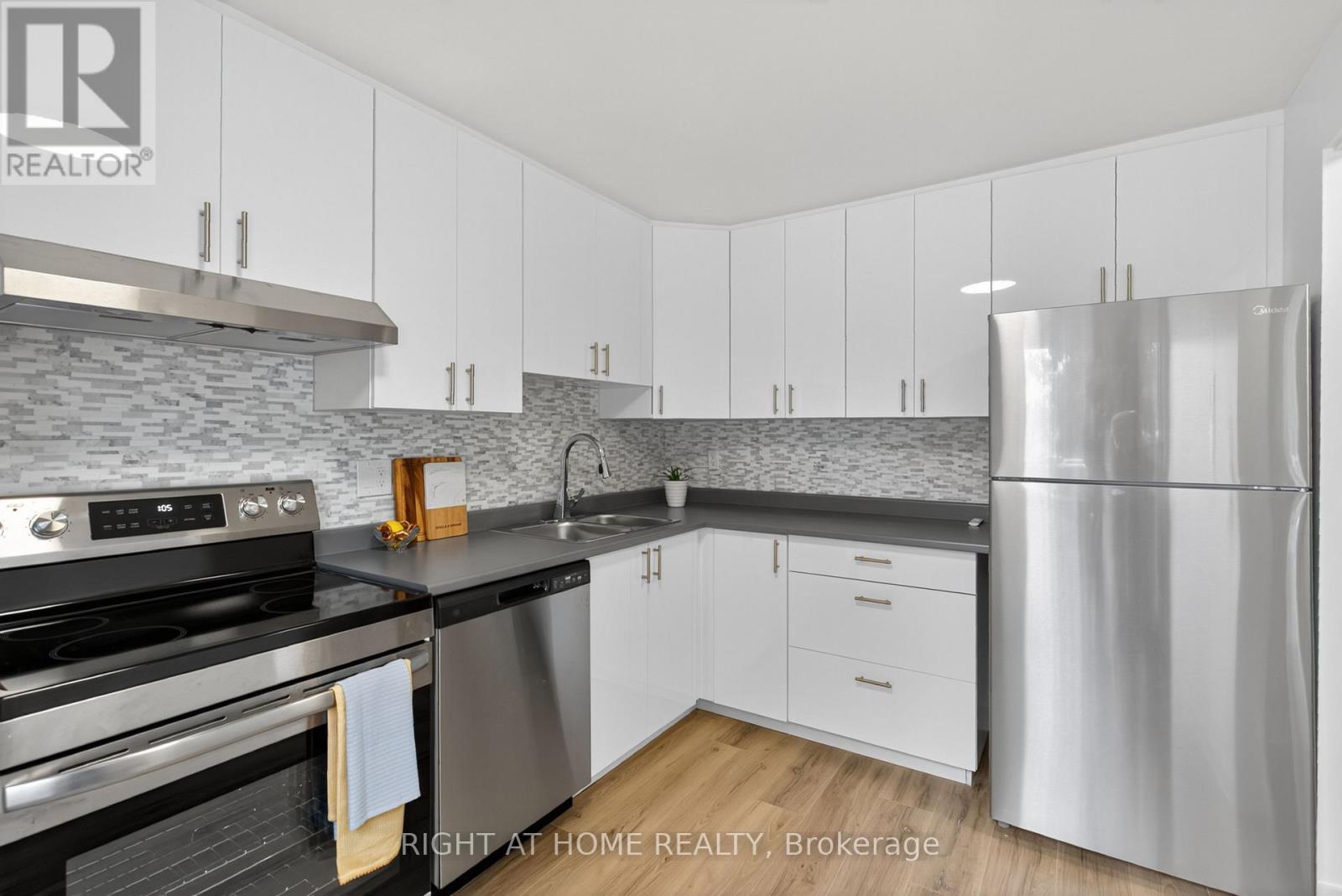 2311 Stonehenge Crescent, Ottawa, Ontario  K1B 4N7 - Photo 5 - X12479715