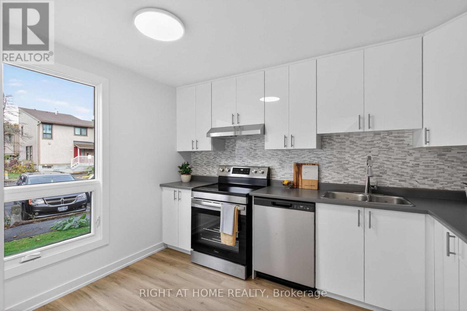 2311 Stonehenge Crescent, Ottawa, Ontario  K1B 4N7 - Photo 4 - X12479715