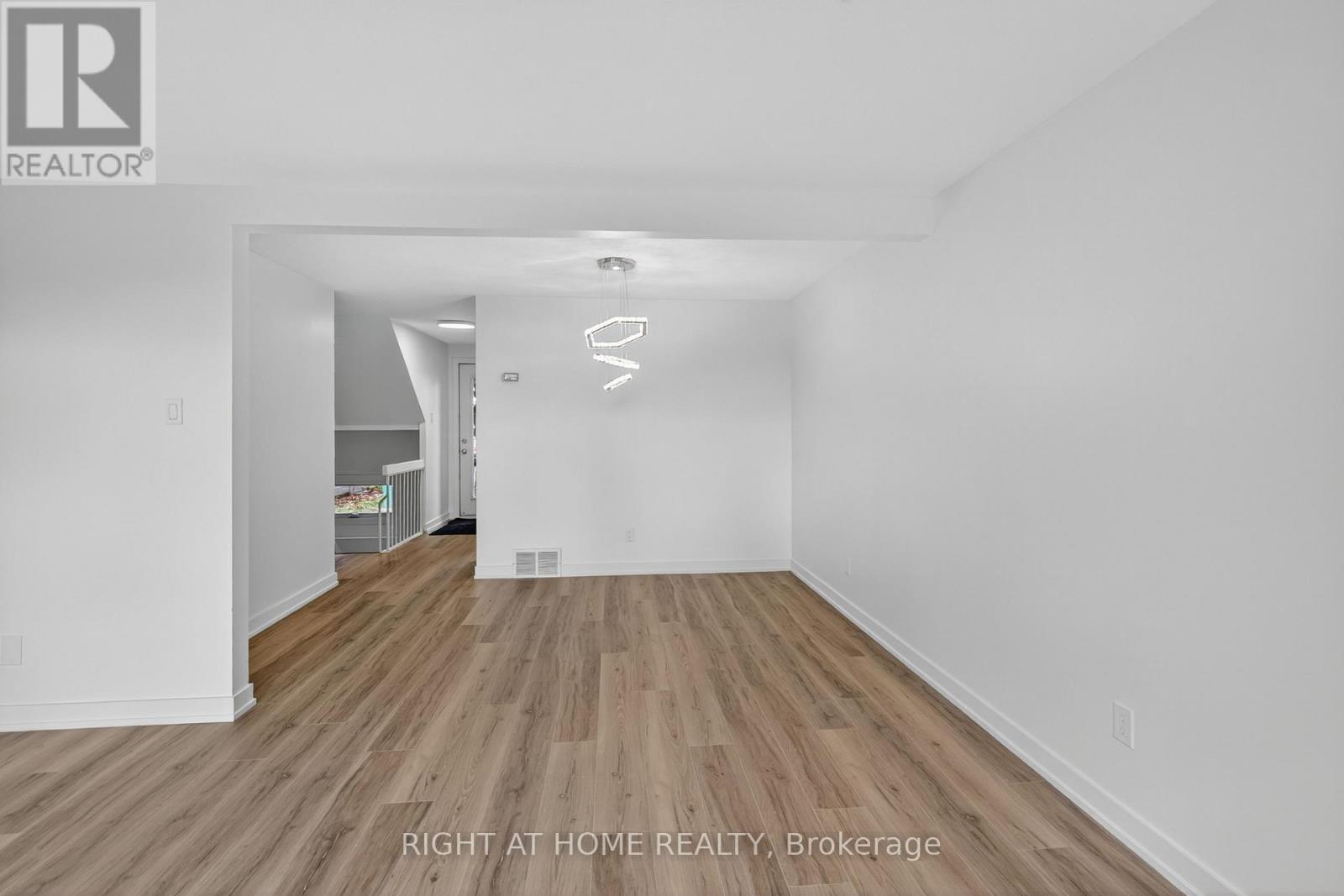 2311 Stonehenge Crescent, Ottawa, Ontario  K1B 4N7 - Photo 9 - X12479715