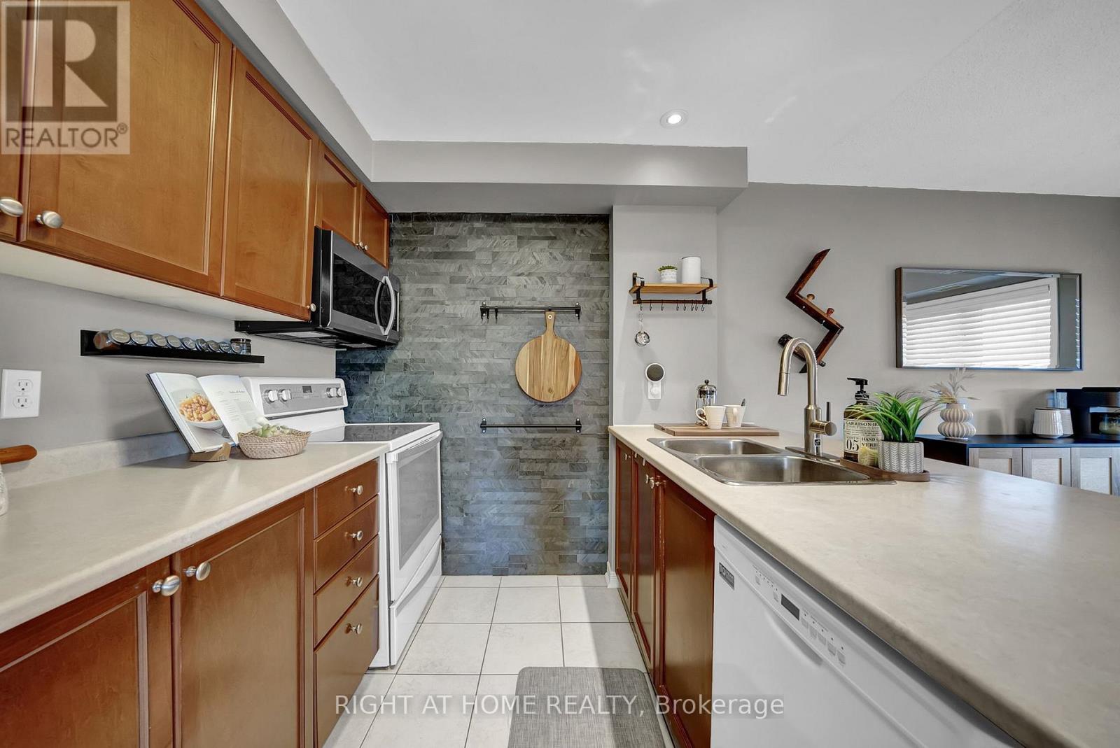 205 - 132 Aspen Springs Drive, Clarington, Ontario  L1C 0H1 - Photo 11 - E12481684
