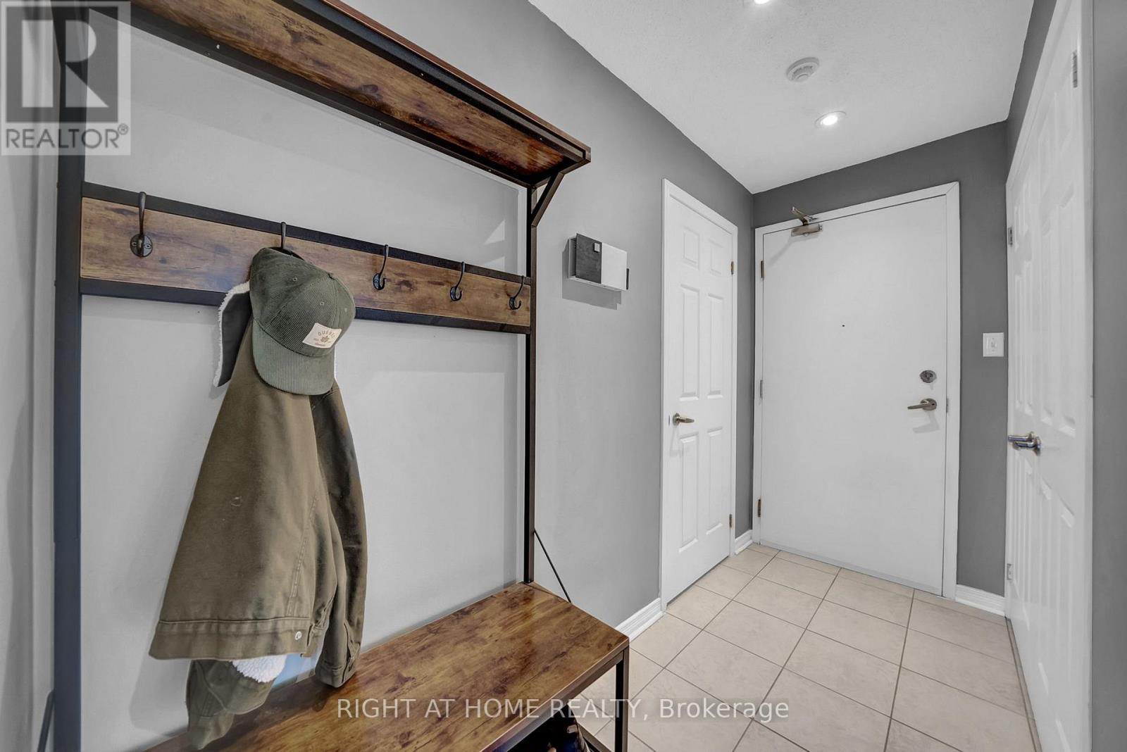 205 - 132 Aspen Springs Drive, Clarington, Ontario  L1C 0H1 - Photo 2 - E12481684