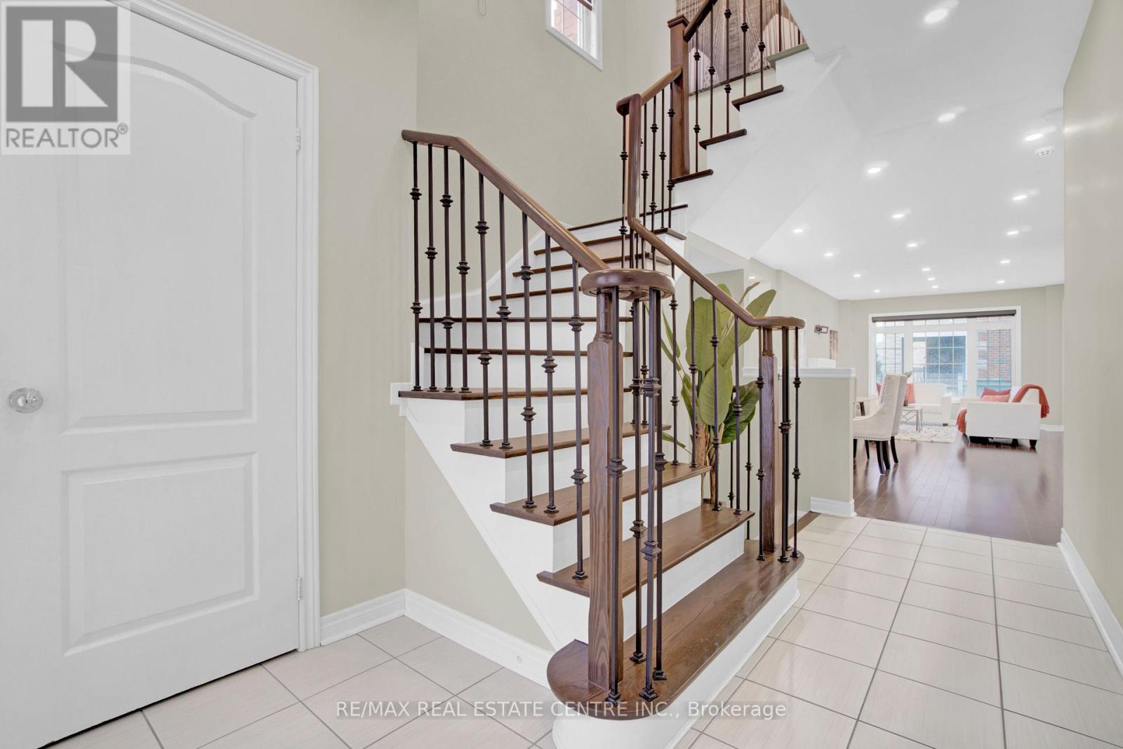 28 Plentywood Drive, Brampton, Ontario  L6Y 0C1 - Photo 5 - W12481650