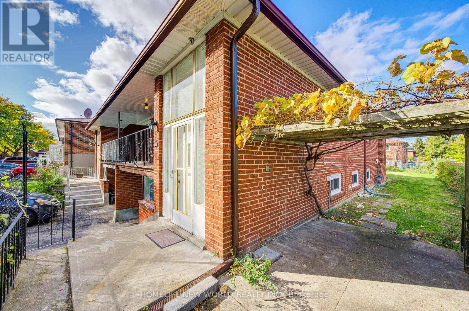 86 Tuscarora Drive, Toronto, Ontario  M2H 2K3 - Photo 3 - C12479665