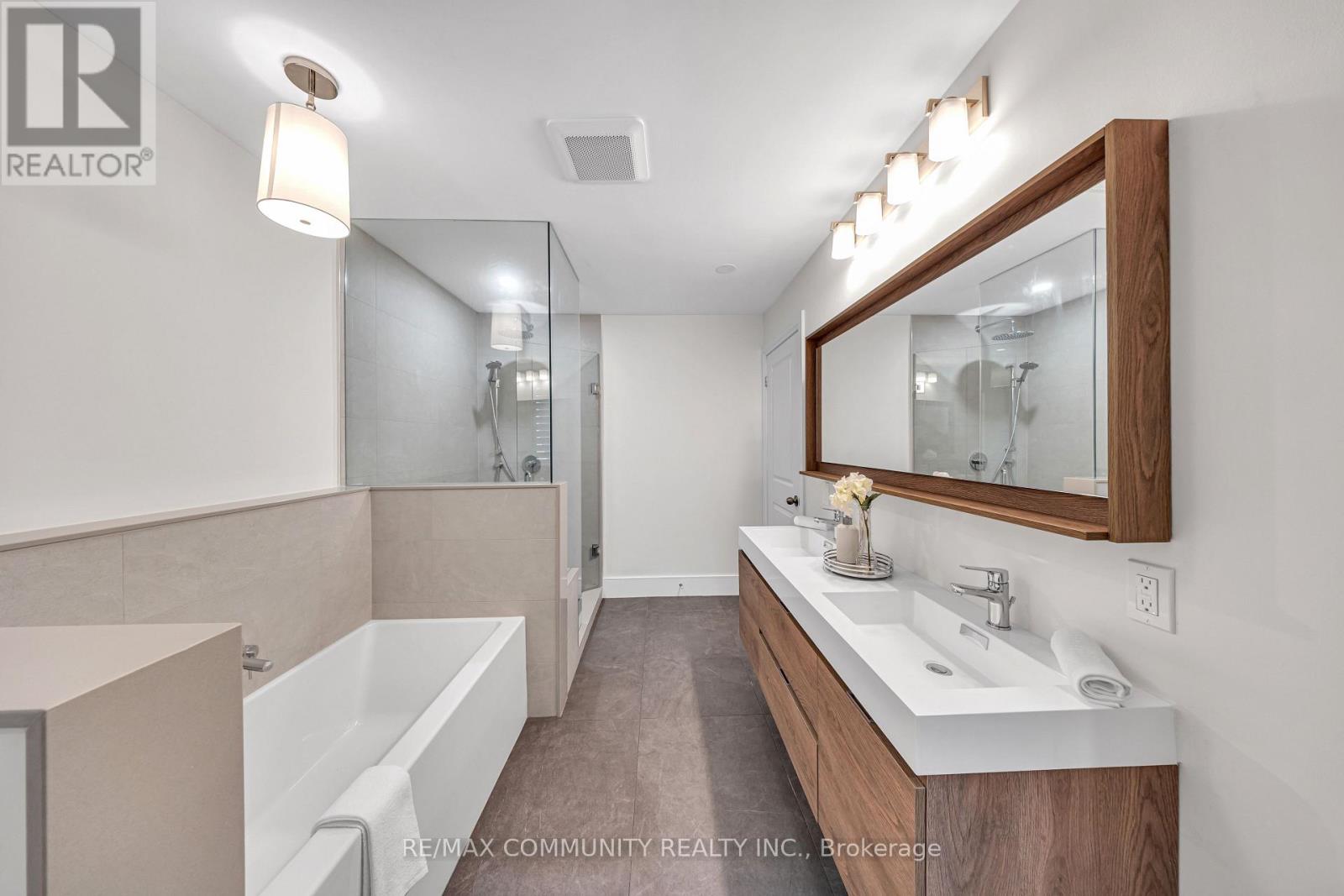 209 Castle Oaks Crossing, Brampton, Ontario  L6P 3X3 - Photo 32 - W12480718