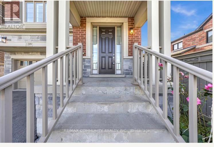 209 Castle Oaks Crossing, Brampton, Ontario  L6P 3X3 - Photo 5 - W12480718