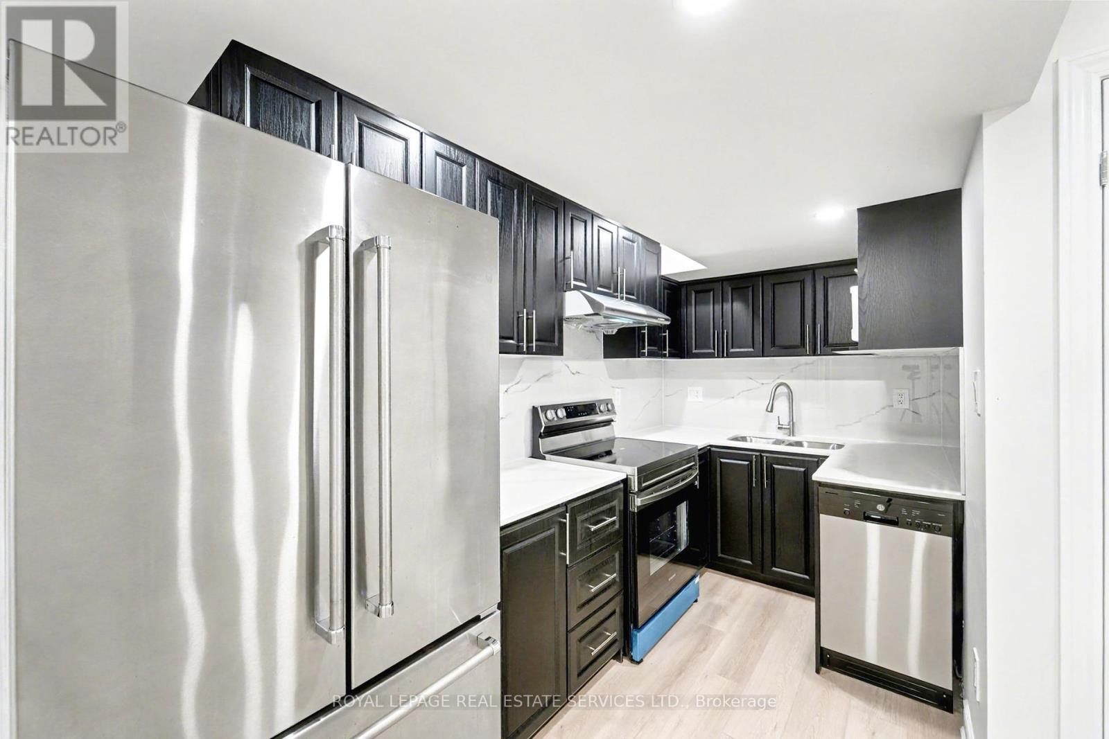 24 Pinedale Avenue, Caledon, Ontario  L7C 3Z5 - Photo 8 - W12462546
