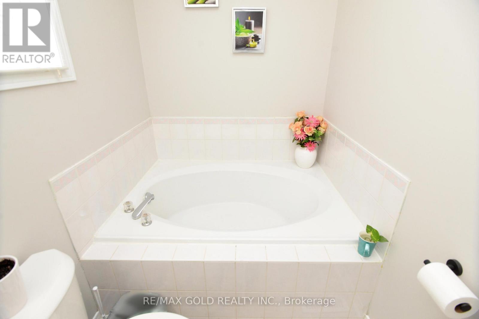37 Prairie Rose Circle, Brampton, Ontario  L6R 1R6 - Photo 24 - W12481688