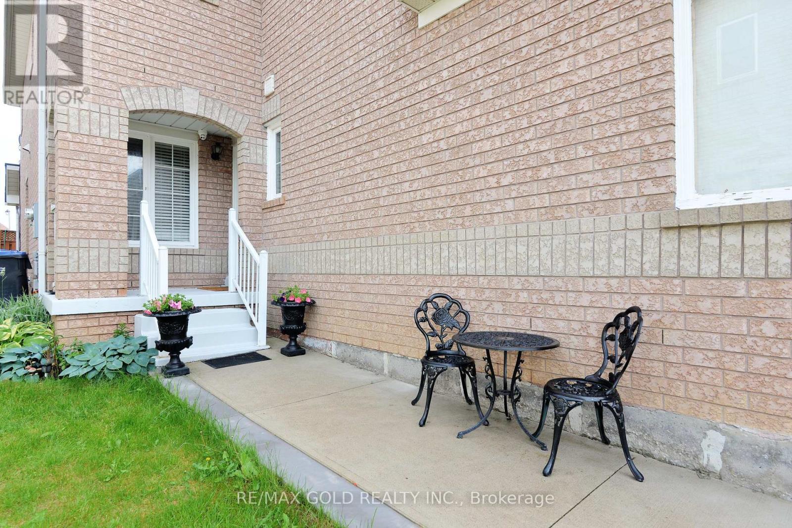 37 Prairie Rose Circle, Brampton, Ontario  L6R 1R6 - Photo 3 - W12481688