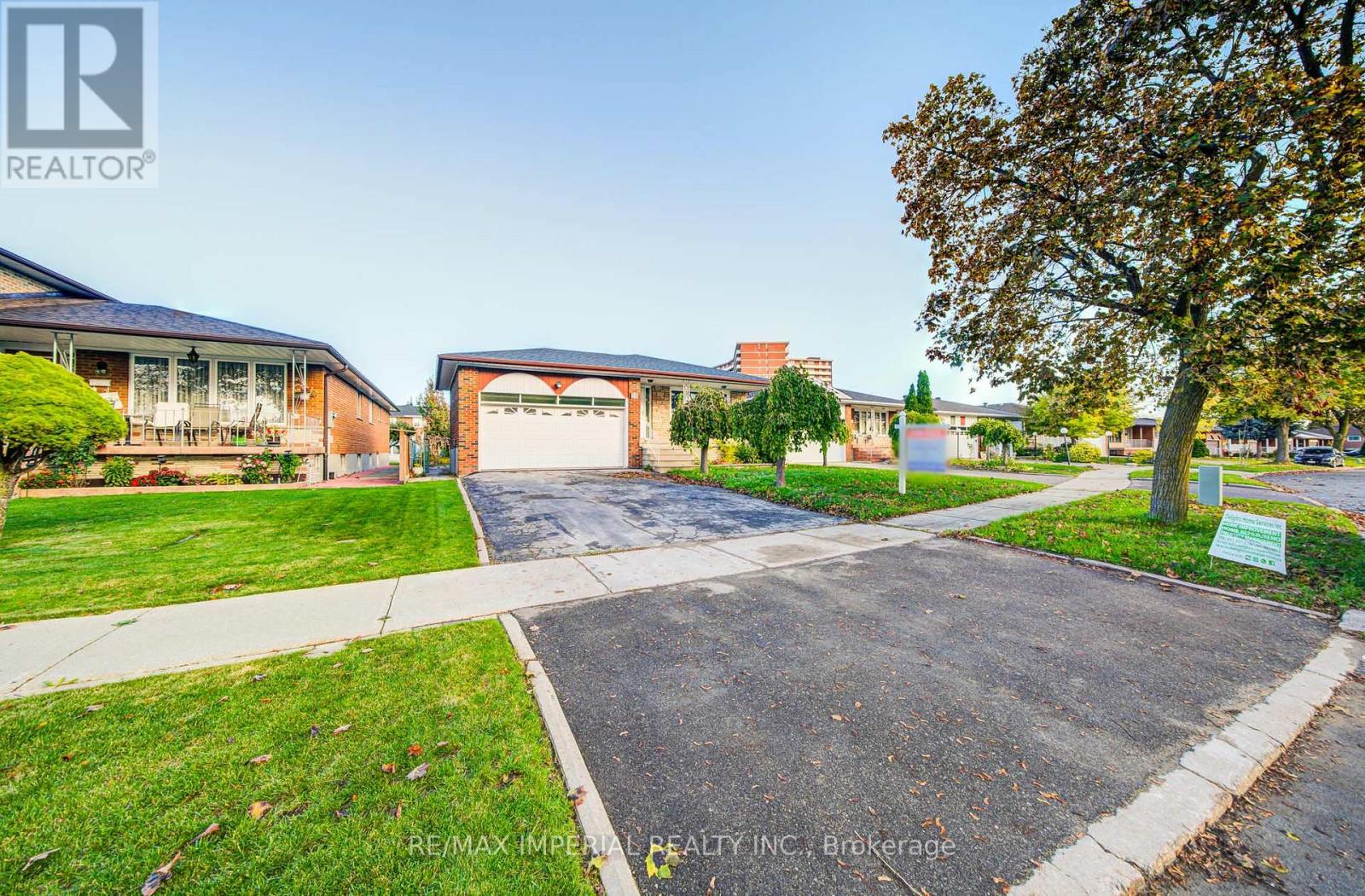 28 Bowhill Crescent, Toronto, Ontario  M2J 3S2 - Photo 2 - C12475868