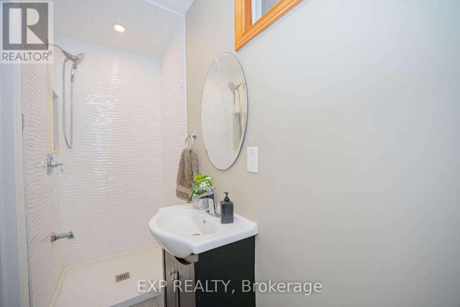 84 Wimbleton Crescent, Kitchener, Ontario  N2B 3K5 - Photo 9 - X12481711