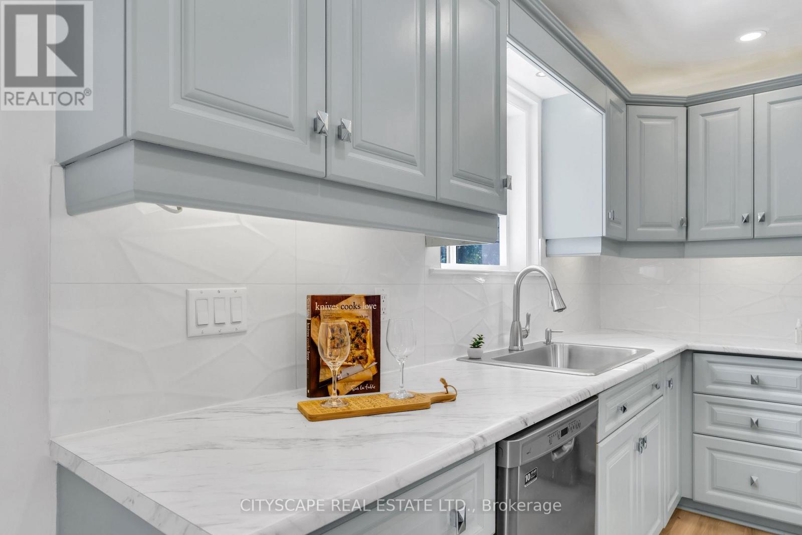 3 Geneva Crescent, Brampton, Ontario  L6S 1K9 - Photo 7 - W12481573