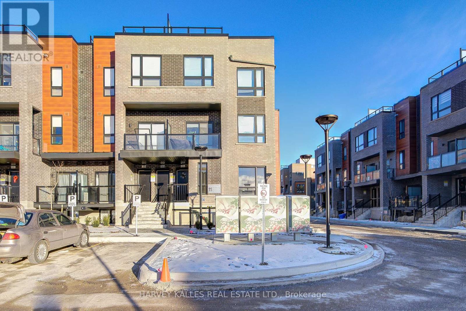 2 - 11 LYTHAM GREEN CIRCLE, Newmarket, Ontario