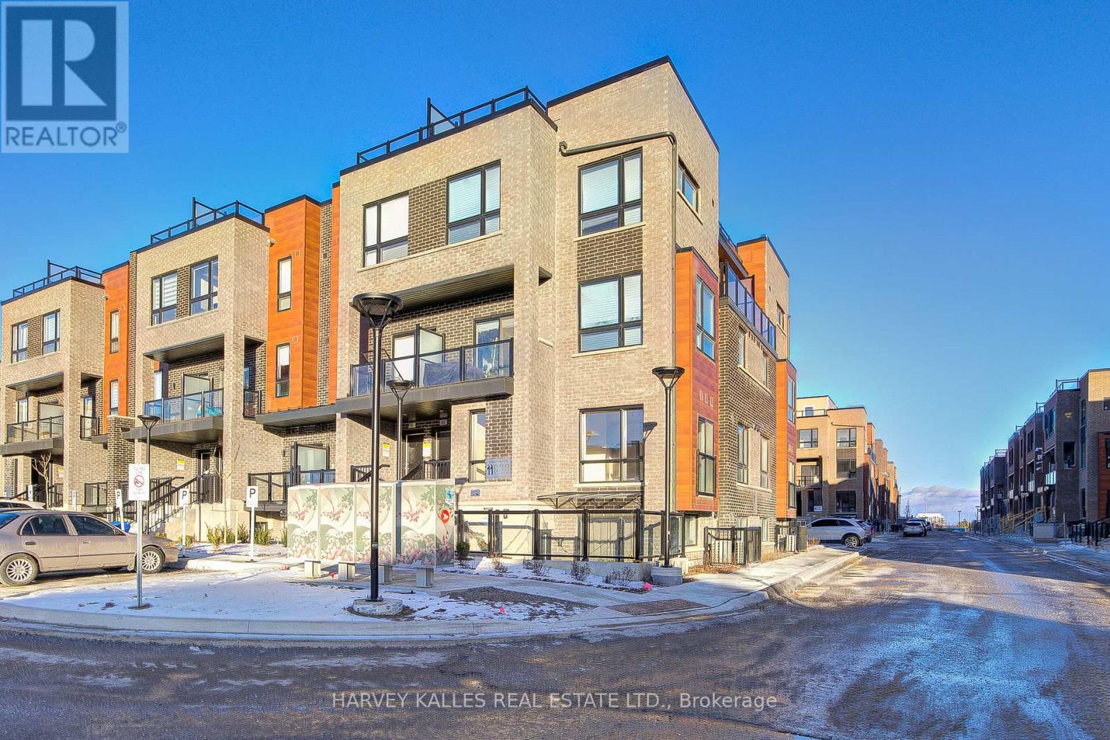 2 - 11 Lytham Green Circle, Newmarket, Ontario  L3Y 0H5 - Photo 2 - N12481727