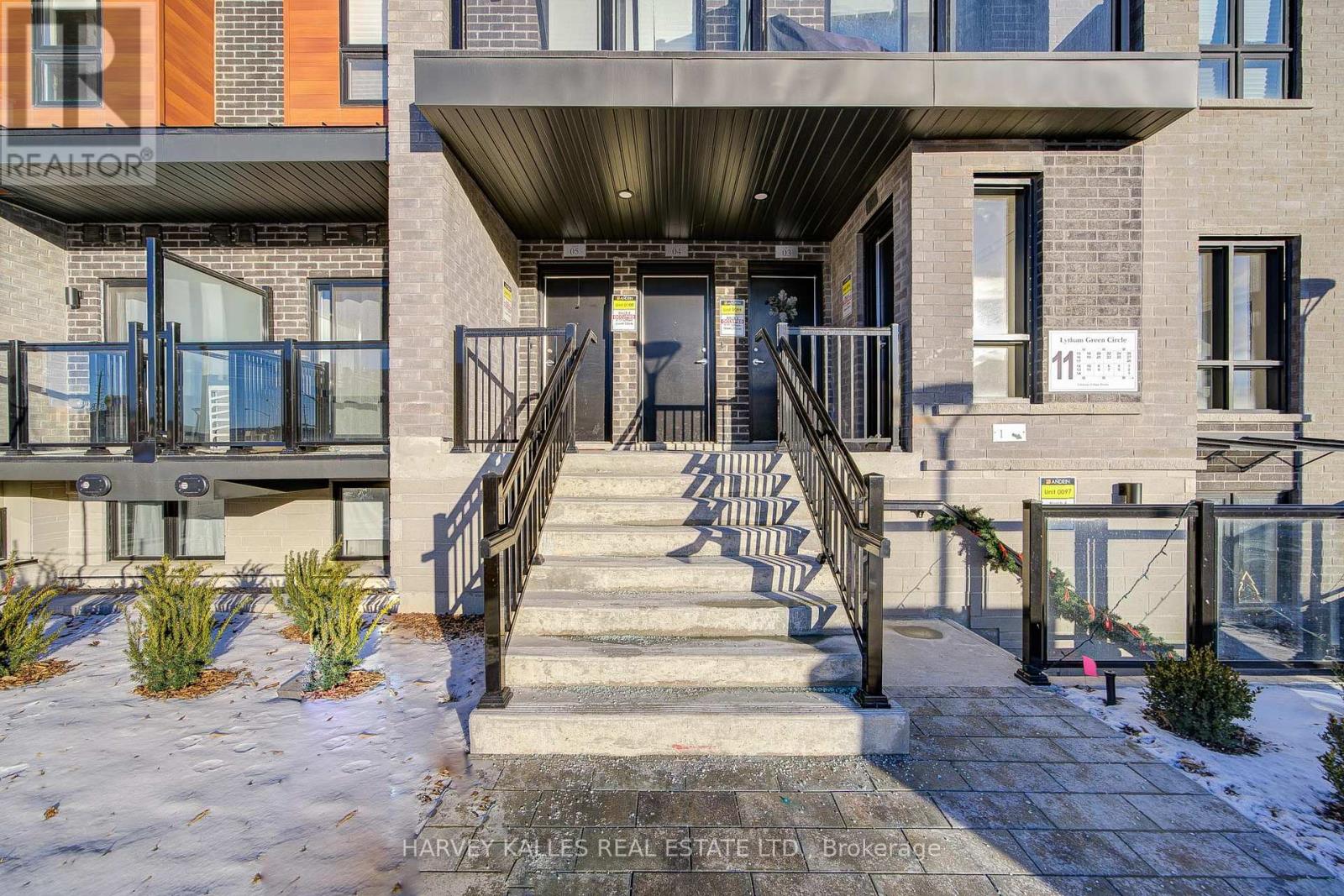 2 - 11 Lytham Green Circle, Newmarket, Ontario  L3Y 0H5 - Photo 4 - N12481727