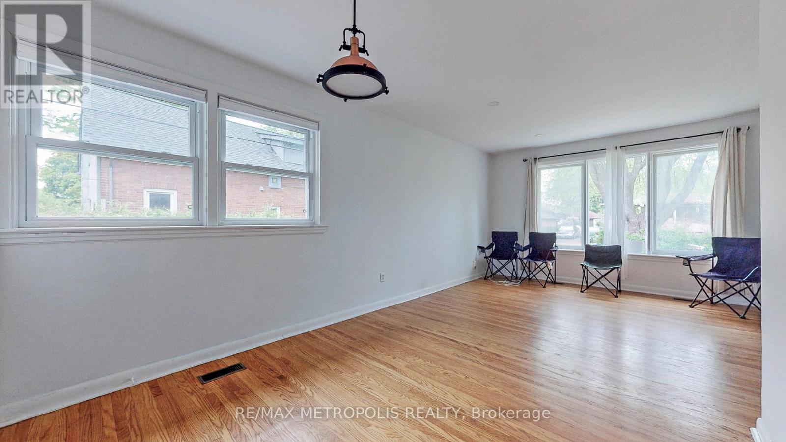 Main - 1020 Brewer Street, Peterborough Central, Ontario  K9J 5B4 - Photo 5 - X12481736