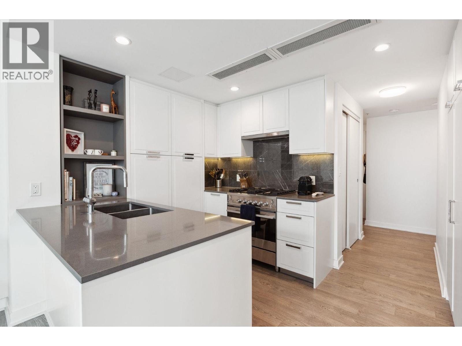 403 1471 Hunter Street, North Vancouver, British Columbia  V7J 1H3 - Photo 2 - R3061860