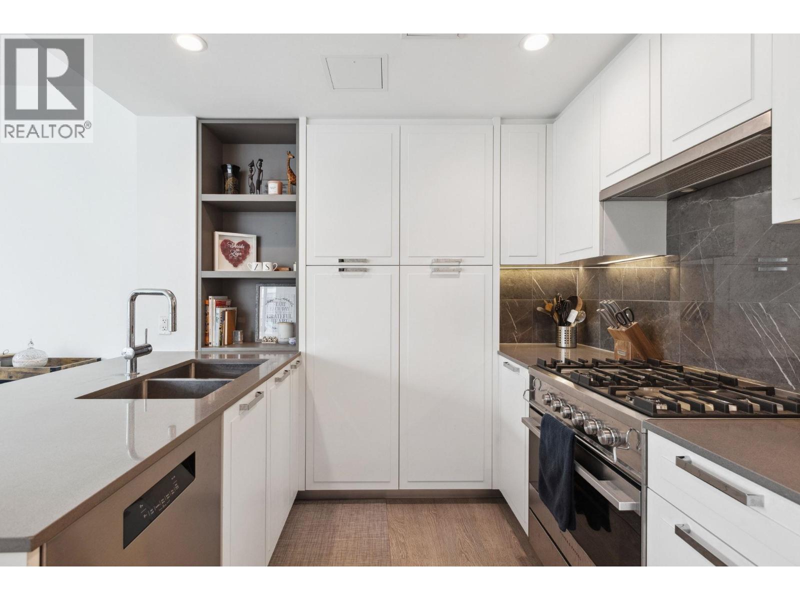 403 1471 Hunter Street, North Vancouver, British Columbia  V7J 1H3 - Photo 3 - R3061860
