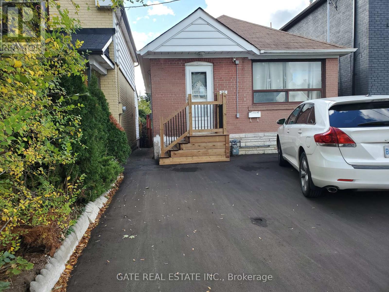 27 Lambton Avenue, Toronto, Ontario  M6N 2S2 - Photo 8 - W12463100