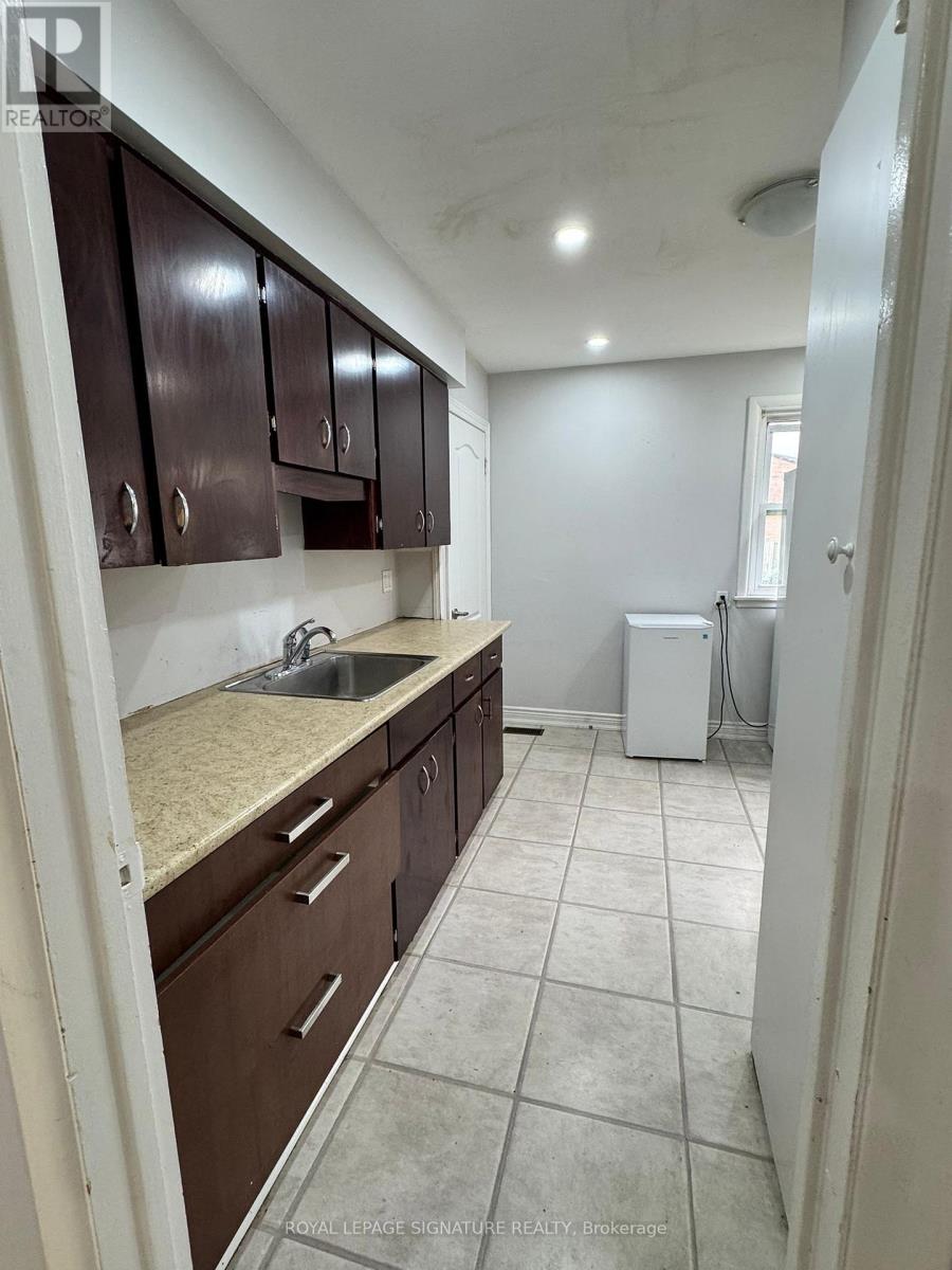 104 Queenston Crescent, London East, Ontario  N5W 1N6 - Photo 3 - X12459258