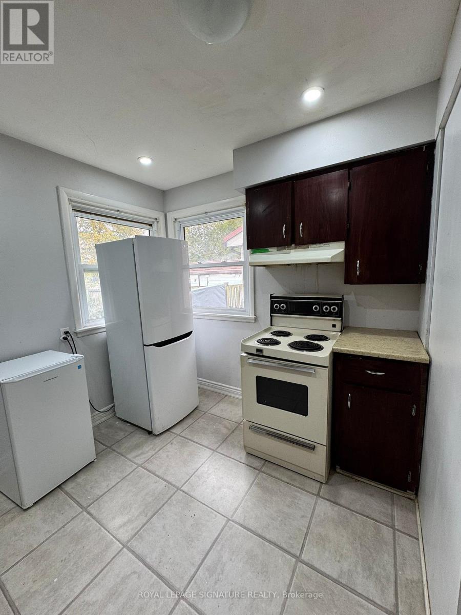 104 Queenston Crescent, London East, Ontario  N5W 1N6 - Photo 4 - X12459258