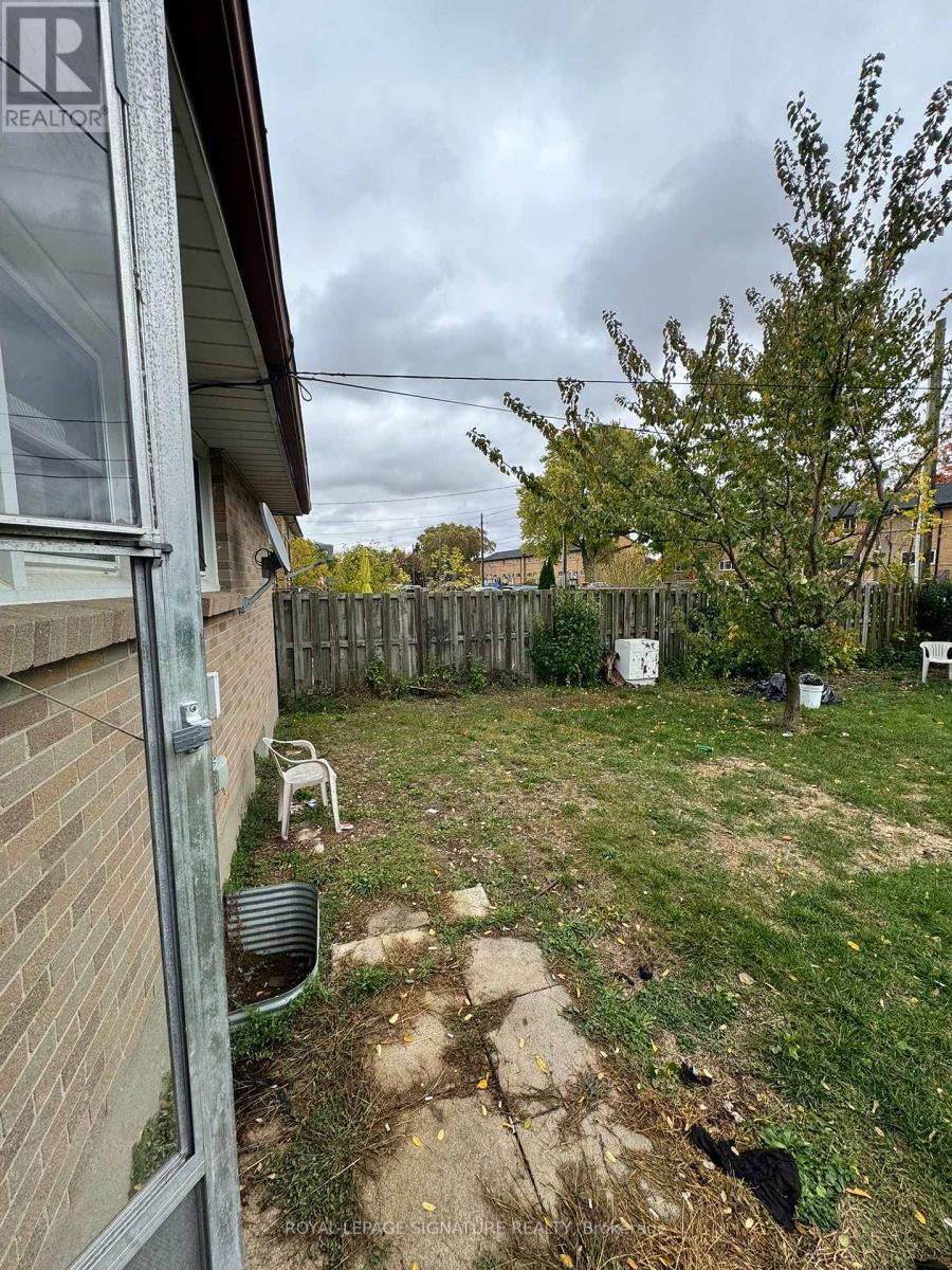 104 Queenston Crescent, London East, Ontario  N5W 1N6 - Photo 15 - X12459258