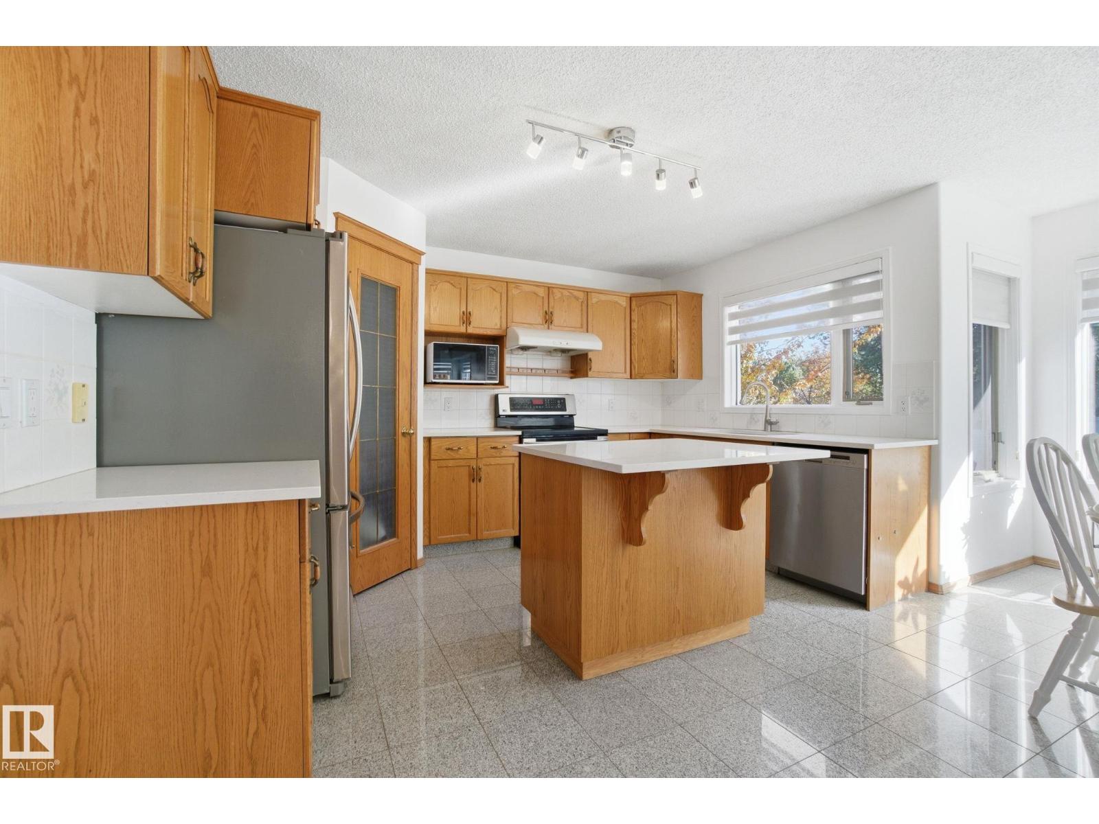 227 Peter Cl Nw, Edmonton, Alberta  T5T 5Y5 - Photo 13 - E4463484