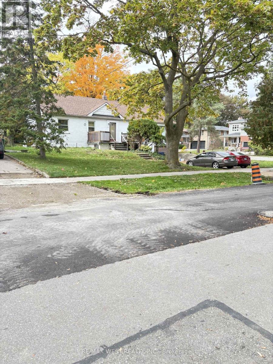 110 Meadowbank Road W, Toronto, Ontario  M9B 5C9 - Photo 2 - W12481765