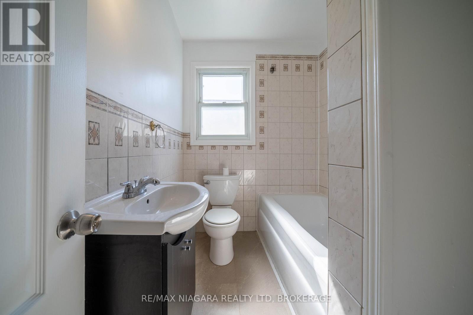 107 Village Road, St. Catharines, Ontario  L2T 3C3 - Photo 17 - X12481775