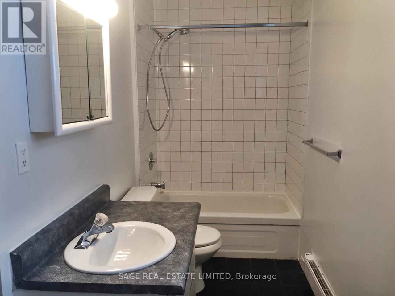 B - 222 Kenilworth Avenue, Toronto, Ontario  M4L 3S6 - Photo 5 - E12481791
