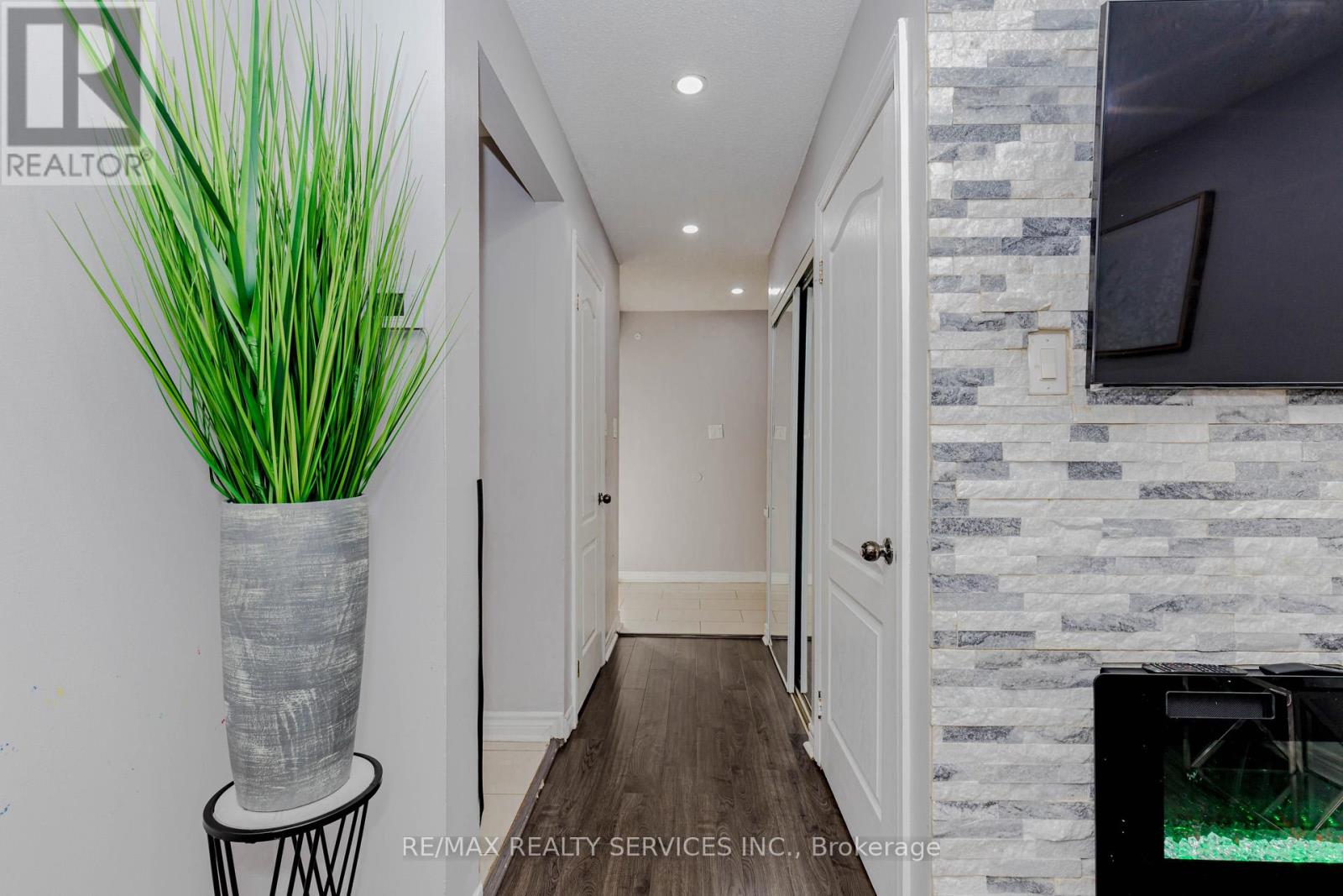 3 Kingswood Drive, Brampton, Ontario  L6V 2X5 - Photo 5 - W12481773