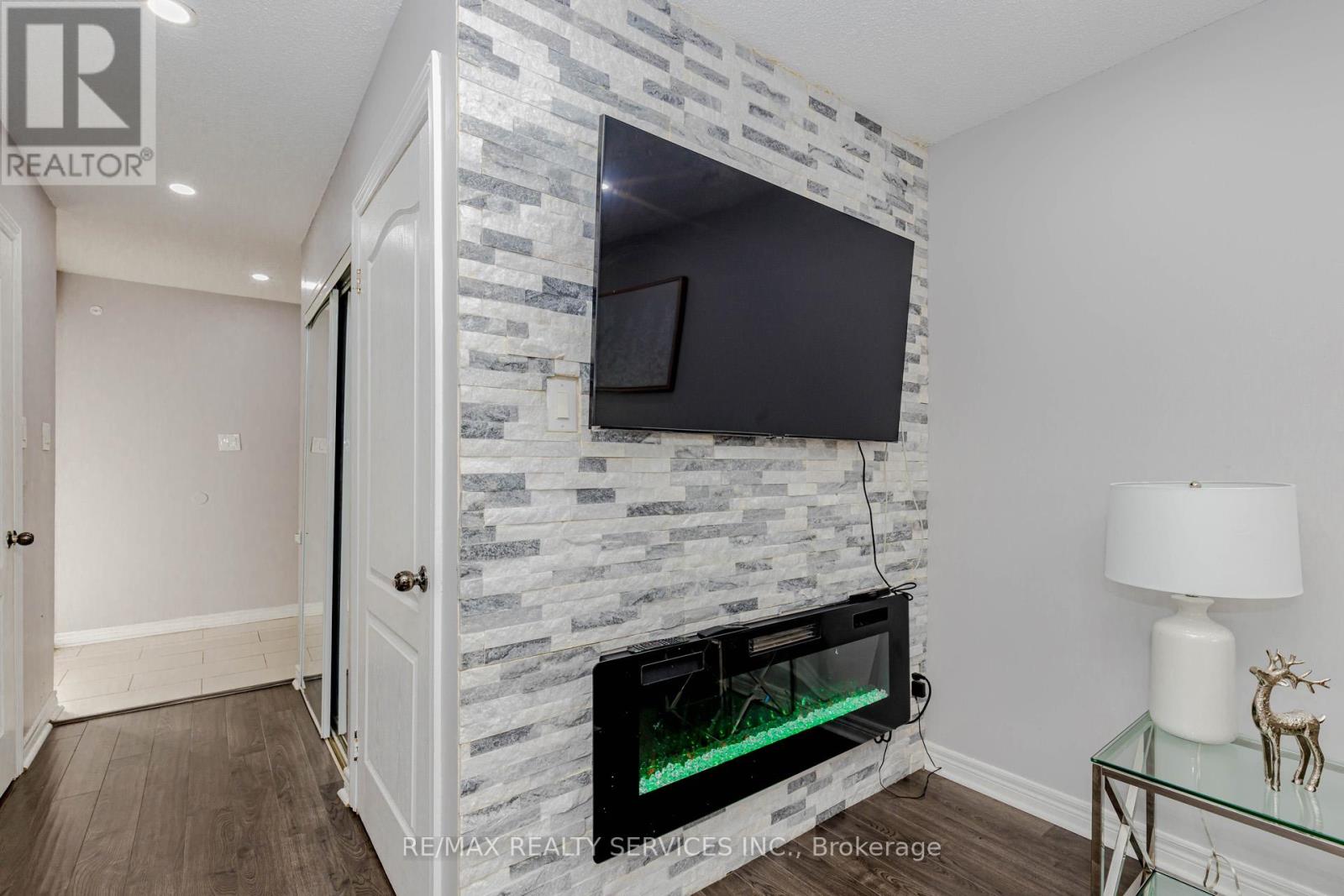 3 Kingswood Drive, Brampton, Ontario  L6V 2X5 - Photo 6 - W12481773