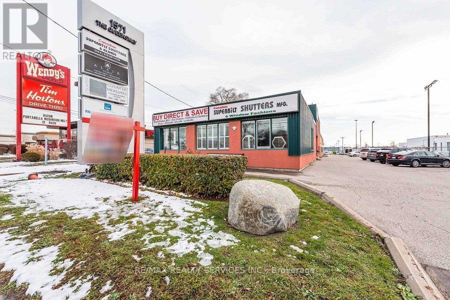 D - 1571 THE QUEENSWAY, Toronto, Ontario