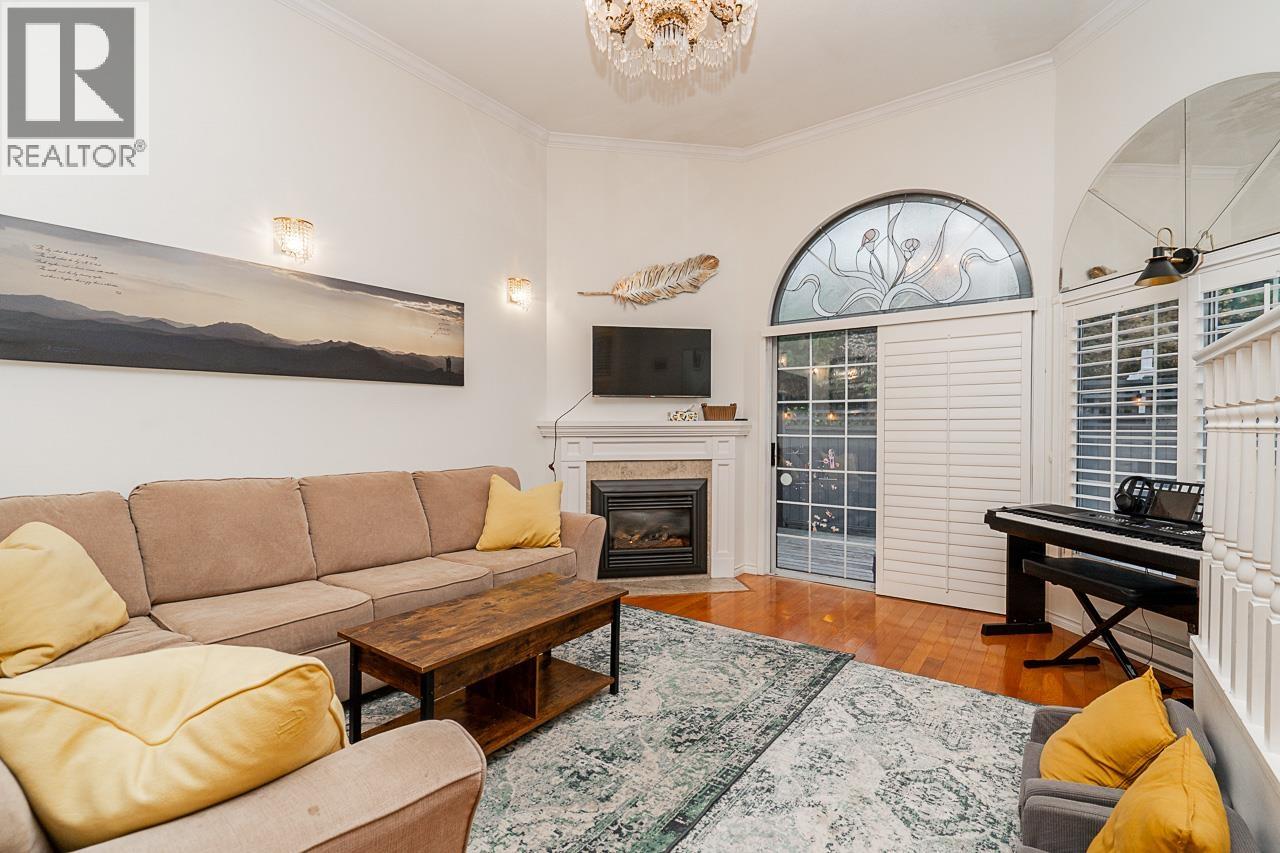 109 216 E 6TH STREET, North Vancouver, British Columbia