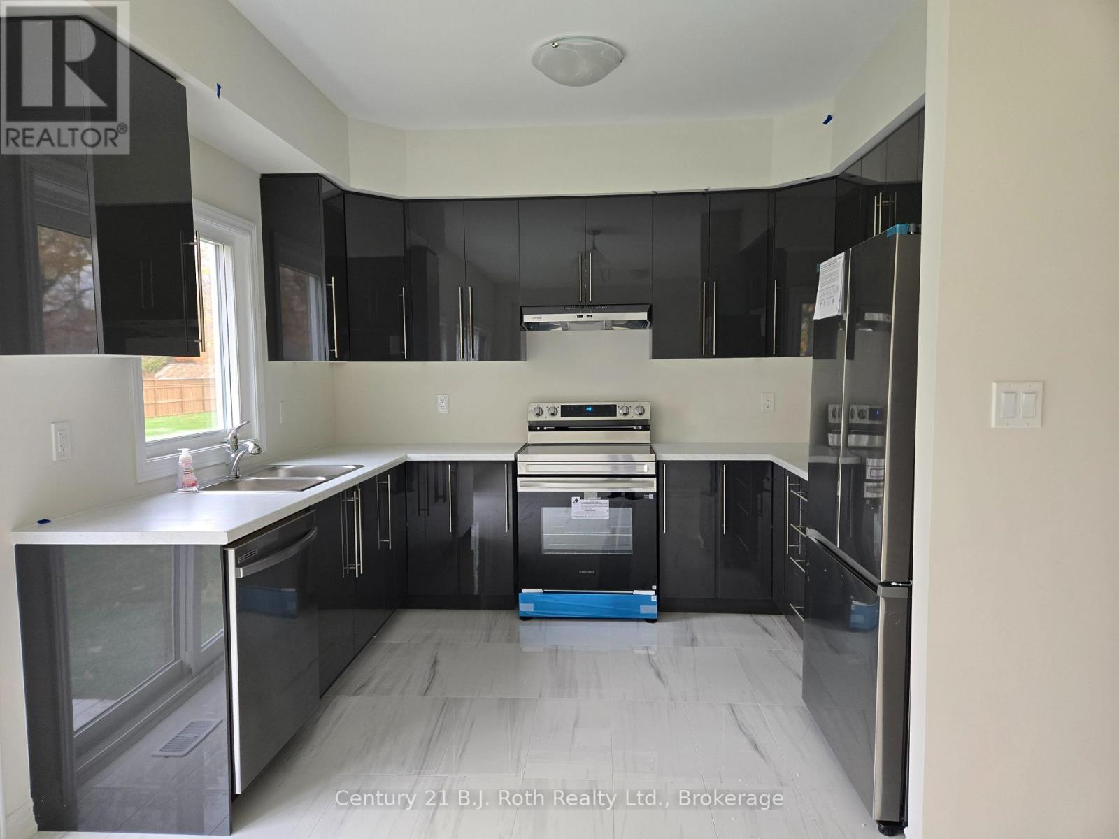 115 Beechwood Forest Lane, Gravenhurst, Ontario  P1P 0H8 - Photo 2 - X12472317